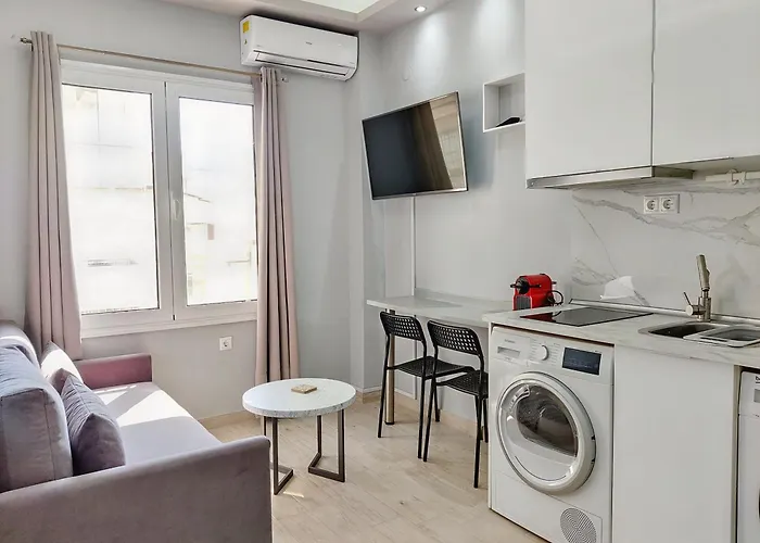 Pretty Petitie Fully Equipped Center Salonicco
