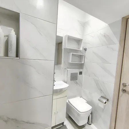 Pretty Petitie Fully Equipped Center Daire
